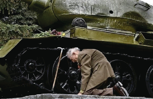 WW2 Vet cries at memorial