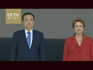 Premier Li Keqiang arrived in Brasilia, the capital of Brazil on Monday, to start an official visit. He was welcomed by Brazil's President Dilma Rousseff.