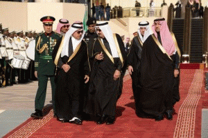 King Salman of Saudi Arabia and his entourage arrive to greet President Barack Obama and First Lady Michelle Obama at King Khalid International Airport in Riyadh, Saudi Arabia, Jan. 27, 2015.